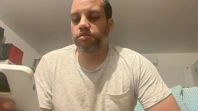 Snapshot of AbsolutMouuah chatting on May 2026 01:32:02 AM AbsolutMouuah online show from May 2026 01:32:02 AM