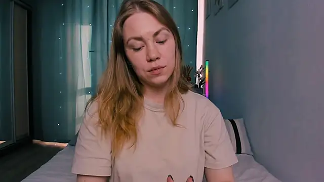 Snapshot of InsatiableFoxX chatting on April 2026 06:14:02 AM InsatiableFoxX online show from April 2026 06:14:02 AM