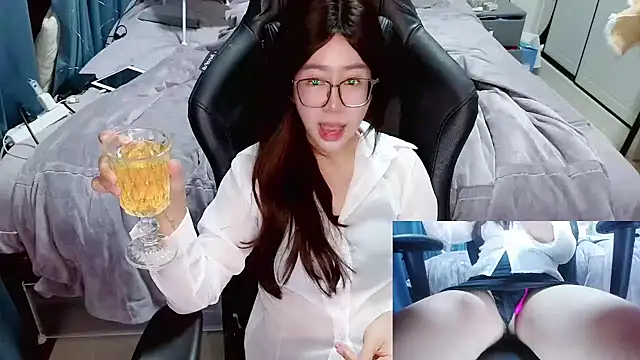 Snapshot of Angelababy001 chatting on December 2024 06:27:02 PM Angelababy001 online show from December 2024 06:27:02 PM