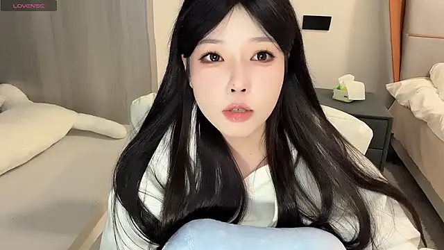 Snapshot of Q-ing chatting on December 2024 09:39:02 PM Q-ing online show from December 2024 09:39:02 PM