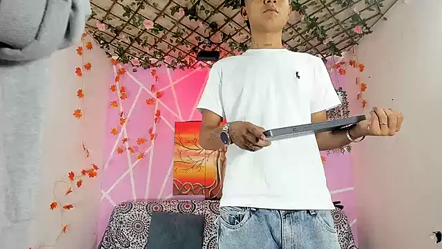 Fresahot2005 online show from December 2025 08:17:01 PM