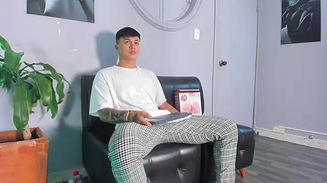 Cristopher strong online show from March 2025 03:59:01 PM