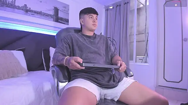 Cristopher strong online show from December 2025 03:08:02 PM