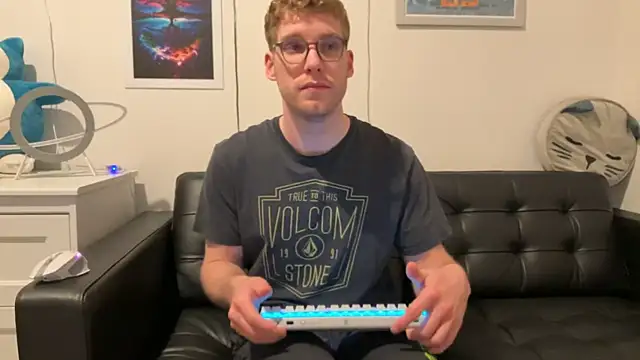 BlueEyedTallGuy94 online show from December 2024 01:12:01 AM