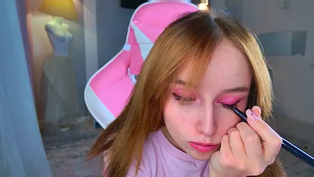 b4by LoL1 online show from November 2025 03:00:02 PM