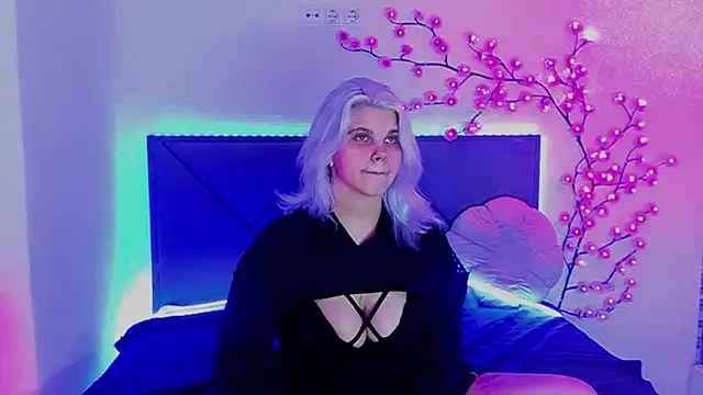 Snapshot of JoannLowe chatting on June 2026 12:32:02 AM JoannLowe online show from June 2026 12:32:02 AM