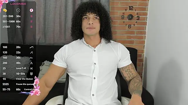 Snapshot of curly_muscle chatting on January 2025 07:28:02 PM curly muscle online show from January 2025 07:28:02 PM