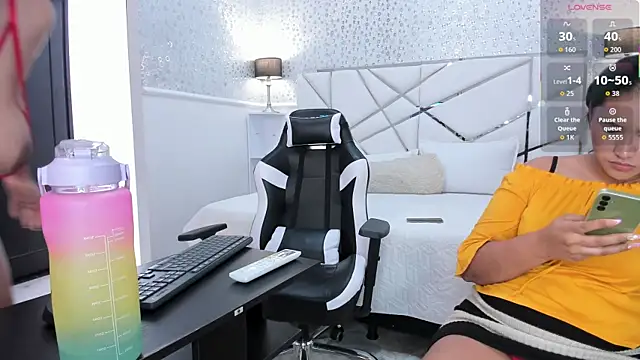 VICTORIA HOUSTON online show from December 2025 07:54:01 PM