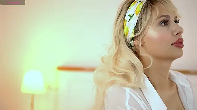 Snapshot of AdelineKing chatting on October 2025 02:10:01 AM AdelineKing online show from October 2025 02:10:01 AM