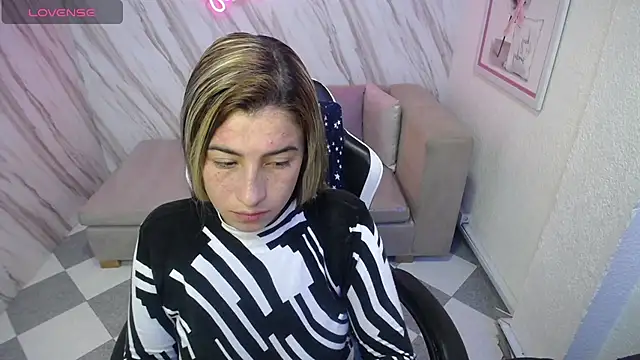 Snapshot of Valerie_b chatting on January 2025 03:02:02 AM Valerie b online show from January 2025 03:02:02 AM