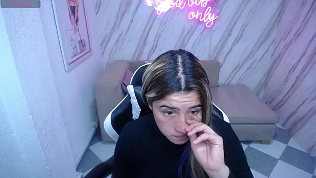 Snapshot of Valerie_b chatting on January 2025 03:09:02 AM Valerie b online show from January 2025 03:09:02 AM