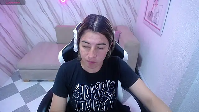 Snapshot of Valerie_b chatting on February 2025 03:07:02 AM Valerie b online show from February 2025 03:07:02 AM