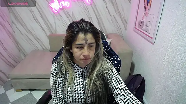 Snapshot of Valerie_b chatting on March 2025 04:08:02 AM Valerie b online show from March 2025 04:08:02 AM