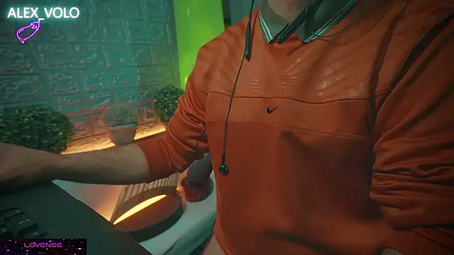 Snapshot of alex-volo chatting on January 2025 01:14:02 PM alex-volo online show from January 2025 01:14:02 PM