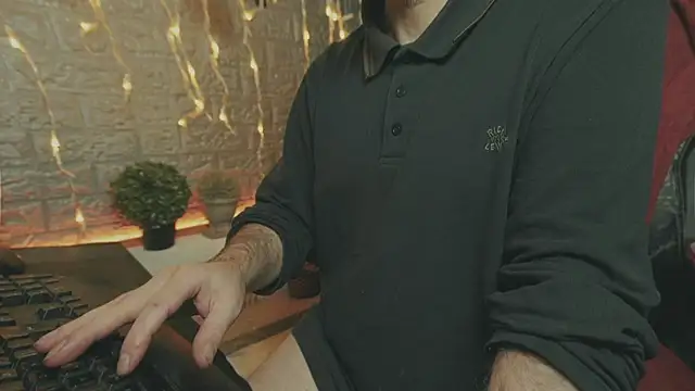 Snapshot of alex-volo chatting on December 2025 08:32:02 AM alex-volo online show from December 2025 08:32:02 AM