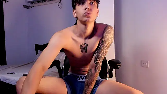 Snapshot of Snakebutterfly chatting on January 2025 11:32:01 PM Snakebutterfly online show from January 2025 11:32:01 PM