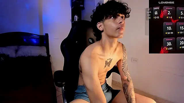 Snapshot of Snakebutterfly chatting on March 2025 12:43:01 AM Snakebutterfly online show from March 2025 12:43:01 AM