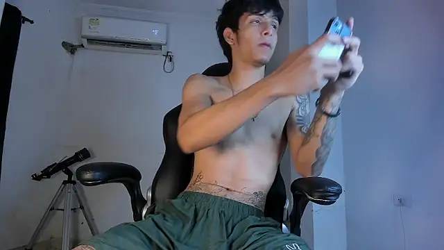 Snapshot of Snakebutterfly chatting on September 2025 08:27:01 AM Snakebutterfly online show from September 2025 08:27:01 AM