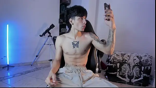 Snapshot of Snakebutterfly chatting on October 2025 06:03:01 AM Snakebutterfly online show from October 2025 06:03:01 AM