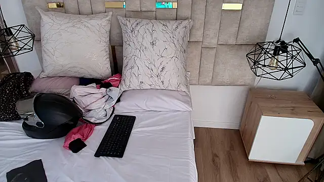 Snapshot of Lizz_Tender chatting on October 2025 12:50:02 PM Lizz Tender online show from October 2025 12:50:02 PM