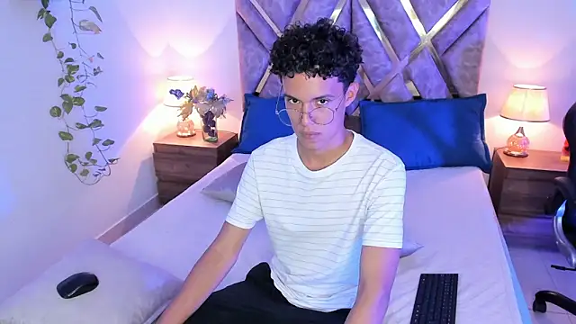 nickolas moon online show from October 2025 07:58:02 PM