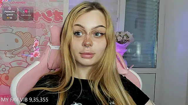 Snapshot of shy_melony chatting on April 2026 05:06:01 PM shy melony online show from April 2026 05:06:01 PM