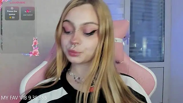 Snapshot of shy_melony chatting on April 2026 05:36:01 PM shy melony online show from April 2026 05:36:01 PM