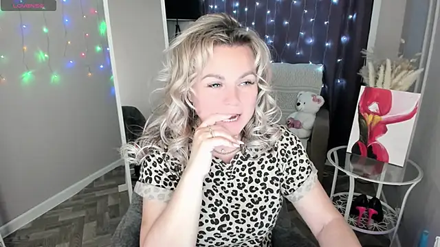 Snapshot of candy_queeen chatting on May 2026 10:15:02 PM candy queeen online show from May 2026 10:15:02 PM
