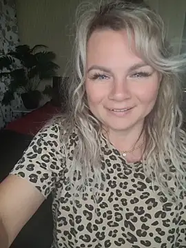 Snapshot of candy_queeen chatting on May 2026 11:10:01 PM candy queeen online show from May 2026 11:10:01 PM