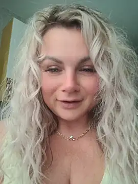 Snapshot of candy_queeen chatting on May 2026 11:07:01 AM candy queeen online show from May 2026 11:07:01 AM
