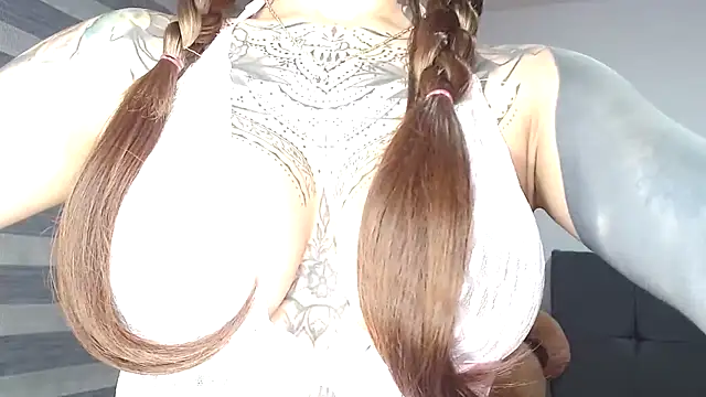 Snapshot of EmiliMontero chatting on February 2026 01:18:02 AM EmiliMontero online show from February 2026 01:18:02 AM