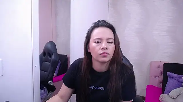 Snapshot of lauraguzman chatting on March 2025 02:52:01 AM lauraguzman online show from March 2025 02:52:01 AM