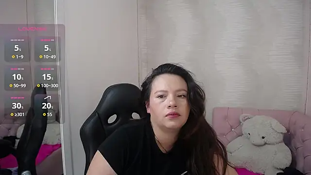 Snapshot of lauraguzman chatting on September 2025 03:21:01 AM lauraguzman online show from September 2025 03:21:01 AM