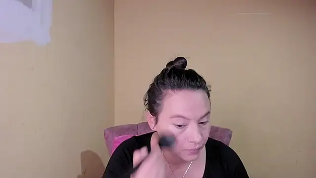 Snapshot of lauraguzman chatting on July 2026 02:50:01 AM lauraguzman online show from July 2026 02:50:01 AM