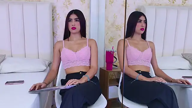 Snapshot of Mia-Monroe chatting on September 2025 07:46:02 PM Mia-Monroe online show from September 2025 07:46:02 PM