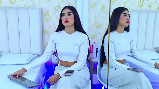 Snapshot of Mia-Monroe chatting on October 2025 07:44:02 PM Mia-Monroe online show from October 2025 07:44:02 PM