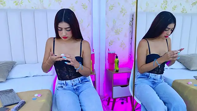 Snapshot of Mia-Monroe chatting on October 2025 07:44:02 PM Mia-Monroe online show from October 2025 07:44:02 PM