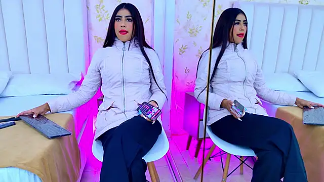 Snapshot of Mia-Monroe chatting on October 2025 07:57:02 PM Mia-Monroe online show from October 2025 07:57:02 PM