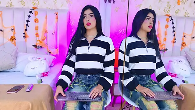 Snapshot of Mia-Monroe chatting on November 2025 02:57:01 AM Mia-Monroe online show from November 2025 02:57:01 AM