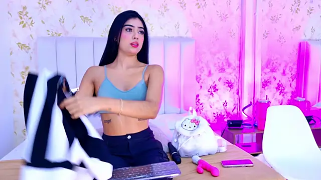 Snapshot of Mia-Monroe chatting on November 2025 07:30:02 PM Mia-Monroe online show from November 2025 07:30:02 PM