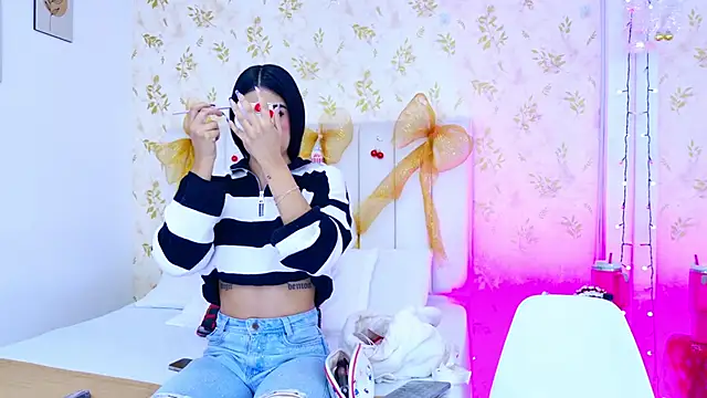 Snapshot of Mia-Monroe chatting on November 2025 07:39:02 PM Mia-Monroe online show from November 2025 07:39:02 PM