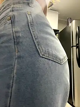 Snapshot of AbyThompson chatting on October 2025 11:22:02 AM AbyThompson online show from October 2025 11:22:02 AM