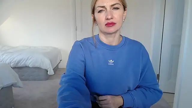 Snapshot of Mallinia chatting on February 2025 03:57:02 PM Mallinia online show from February 2025 03:57:02 PM