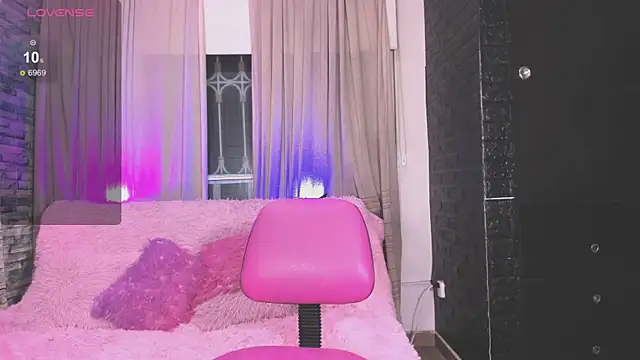 Snapshot of kitty_queen10 chatting on March 2025 06:27:01 AM kitty queen10 online show from March 2025 06:27:01 AM