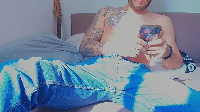 Snapshot of thomas_gun chatting on April 2026 02:03:02 PM thomas gun online show from April 2026 02:03:02 PM