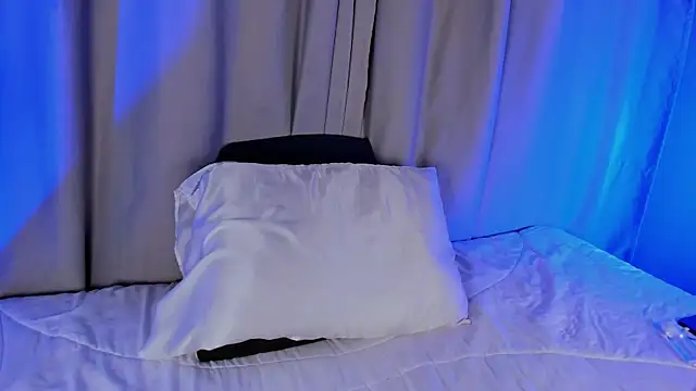 Snapshot of EviePhoenix chatting on April 2026 09:06:01 PM EviePhoenix online show from April 2026 09:06:01 PM