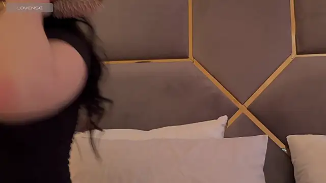 Snapshot of MENNDI chatting on April 2026 08:35:01 AM MENNDI online show from April 2026 08:35:01 AM