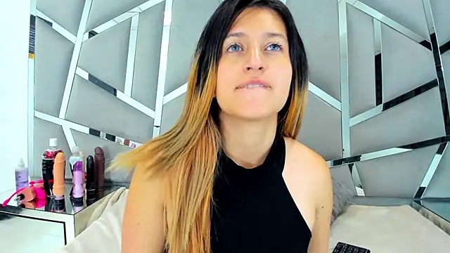 GiaRoussel online show from February 2025 01:56:02 PM