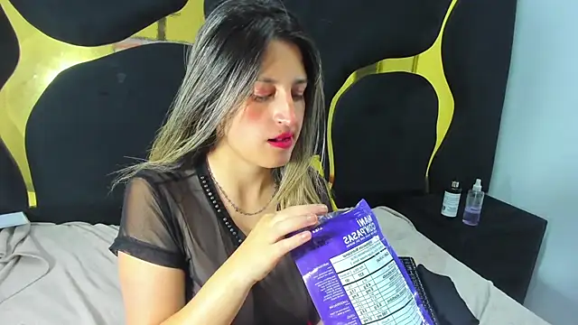 GiaRoussel online show from November 2025 04:50:01 PM