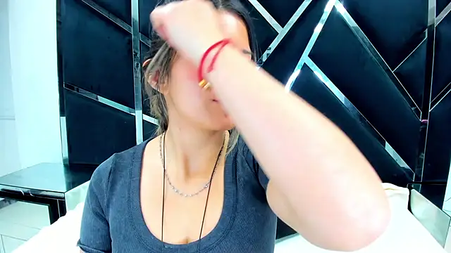 GiaRoussel online show from December 2025 06:12:02 PM